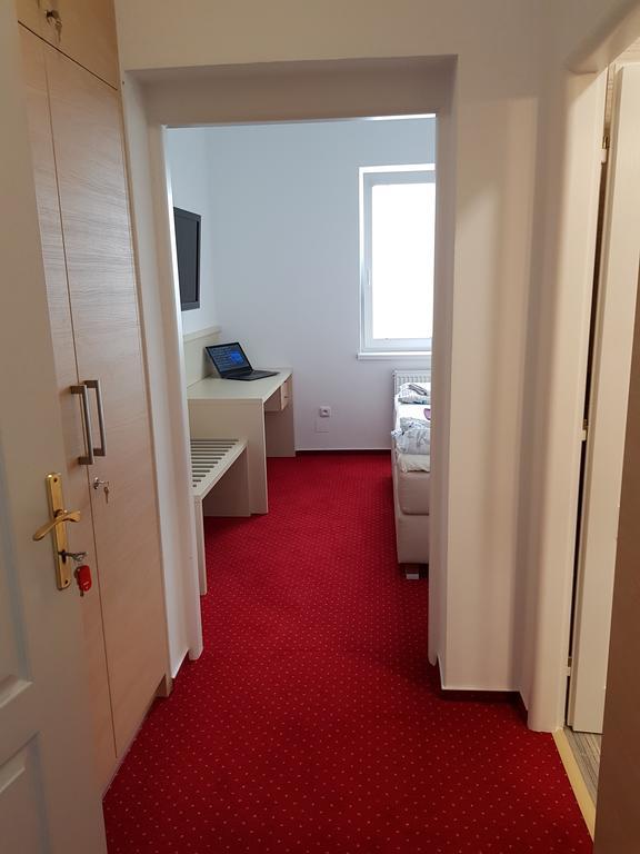 زنويمو Hotel Bax المظهر الخارجي الصورة